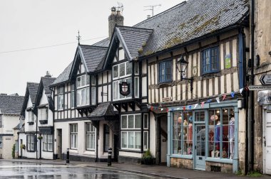 Winchcombe, İngiltere -Mayıs, 25 2018: Antik Anglo Sakson kasabası Winchcombe'un ana caddesindeki ortaçağ yarı ahşap binaları, Cotswolds, Gloucestershire, İngiltere