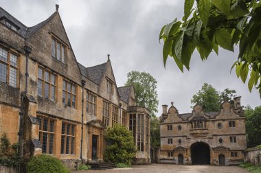 Stanway, İngiltere - 26 Mayıs 2018: Stanway Malikanesi Jacobean dönemi mimarisinde inşa edilmiş 1630 yılında sarı taş, Stanway Cotswold köyünde, Gloucestershire, Cotswolds, İngiltere   