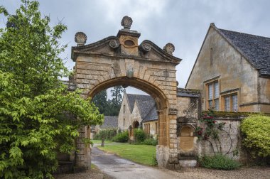 Stanway, İngiltere - 26 Mayıs 2018: Jacobean döneminde sarı taşla inşa edilen Stanway Malikanesi'nin Kapısı, Stanway, Gloucestershire, Cotswolds, İngiltere'nin Cotswold köyünde   