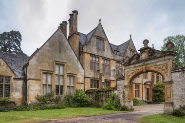 Stanway, İngiltere - 26 Mayıs 2018: Stanway Malikanesi Jacobean dönemi mimarisinde inşa edilmiş 1630 yılında sarı taş, Stanway Cotswold köyünde, Gloucestershire, Cotswolds, İngiltere   