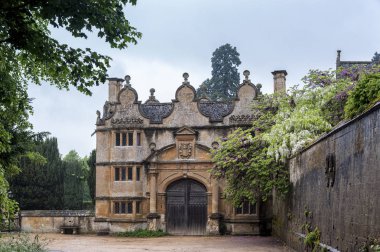 Stanway, İngiltere - 26 Mayıs 2018: Stanway Malikanesi Jacobean dönemi mimarisinde inşa edilmiş 1630 yılında sarı taş, Stanway Cotswold köyünde, Gloucestershire, Cotswolds, İngiltere   