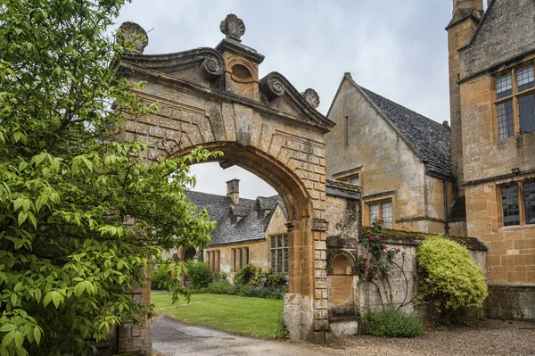 Stanway, İngiltere - 26 Mayıs 2018: Stanway Malikanesi Jacobean dönemi mimarisinde inşa edilmiş 1630 yılında sarı taş, Stanway Cotswold köyünde, Gloucestershire, Cotswolds, İngiltere   