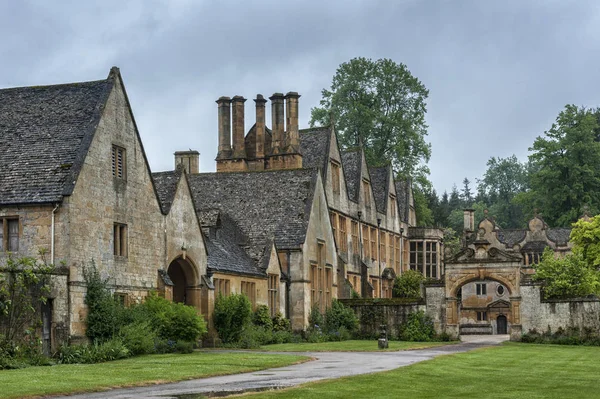 Stanway, İngiltere - 26 Mayıs 2018: Stanway Malikanesi Jacobean dönemi mimarisinde inşa edilmiş 1630 yılında sarı taş, Stanway Cotswold köyünde, Gloucestershire, Cotswolds, İngiltere   