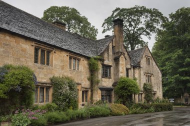 Stanton, İngiltere - 26 Mayıs 2018: Stanton, Gloucestershire'ın Cotswolds semtinde bir köydür ve neredeyse tamamen bal renginde jura kireçtaşı olan Cotswold taşından inşa edilmiştir.  