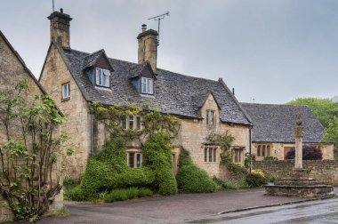 Stanton, İngiltere - 26 Mayıs 2018: Stanton, Gloucestershire'ın Cotswolds semtinde bir köydür ve neredeyse tamamen bal renginde jura kireçtaşı olan Cotswold taşından inşa edilmiştir.  