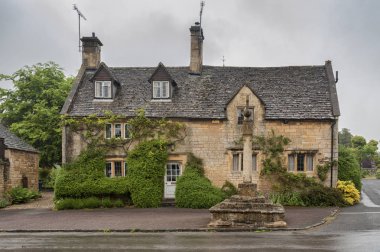 Stanton, İngiltere - 26 Mayıs 2018: Stanton, Gloucestershire'ın Cotswolds semtinde bir köydür ve neredeyse tamamen bal renginde jura kireçtaşı olan Cotswold taşından inşa edilmiştir.  