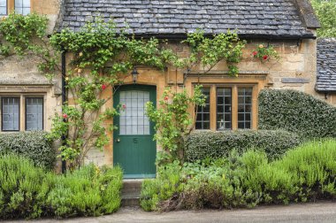 Stanton, İngiltere - 26 Mayıs 2018: Stanton, Gloucestershire'ın Cotswolds semtinde bir köydür ve neredeyse tamamen bal renginde jura kireçtaşı olan Cotswold taşından inşa edilmiştir.  
