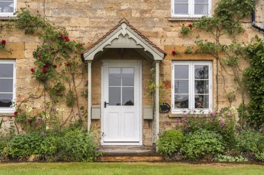 Stanton, İngiltere - 26 Mayıs 2018: Stanton, Gloucestershire'ın Cotswolds semtinde bir köydür ve neredeyse tamamen bal renginde jura kireçtaşı olan Cotswold taşından inşa edilmiştir.  
