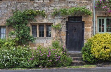 Stanton, İngiltere - 26 Mayıs 2018: Stanton, Gloucestershire'ın Cotswolds semtinde bir köydür ve neredeyse tamamen bal renginde jura kireçtaşı olan Cotswold taşından inşa edilmiştir.  