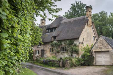 Stanton, İngiltere - 26 Mayıs 2018: Gloucestershire 'ın Cotswolds ilçesindeki Stanton köyünde bir kulübe. Neredeyse tamamen Cotswold taşından yapılmış, bal rengi Jurasik kireç taşı.