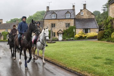 Stanton, İngiltere - 26 Mayıs 2018: Gloucestershire 'ın Cotswolds ilçesindeki Stanton köyünde tanımlanamayan insan ve atlar.  