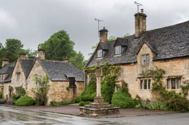 Stanton, İngiltere - 26 Mayıs 2018: Stanton, Gloucestershire'ın Cotswolds semtinde bir köydür ve neredeyse tamamen bal renginde jura kireçtaşı olan Cotswold taşından inşa edilmiştir.  