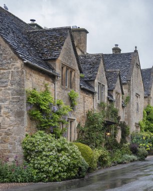 Stanton, İngiltere - 26 Mayıs 2018: Stanton, Gloucestershire'ın Cotswolds semtinde bir köydür ve neredeyse tamamen bal renginde jura kireçtaşı olan Cotswold taşından inşa edilmiştir.  