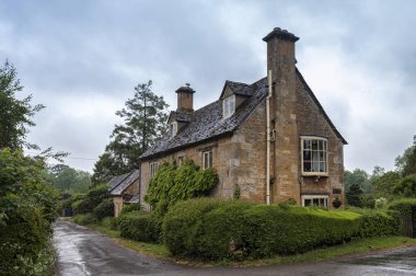 Stanway, İngiltere - 26 Mayıs 2018: Stanway, Gloucestershire, Cotswolds, İngiltere'nin Cotswold köyünde ki güzel ve tipik Cotswold Stone evi   