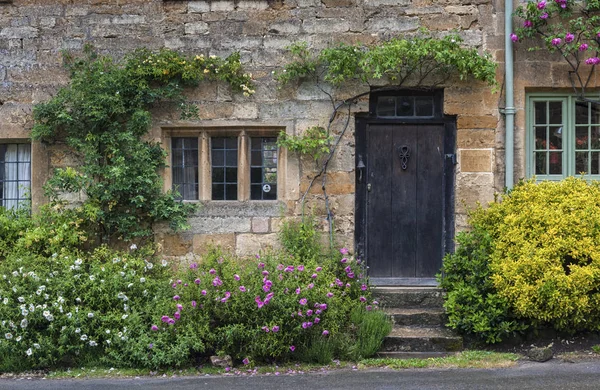 Stanton, İngiltere - 26 Mayıs 2018: Stanton, Gloucestershire'ın Cotswolds semtinde bir köydür ve neredeyse tamamen bal renginde jura kireçtaşı olan Cotswold taşından inşa edilmiştir.  