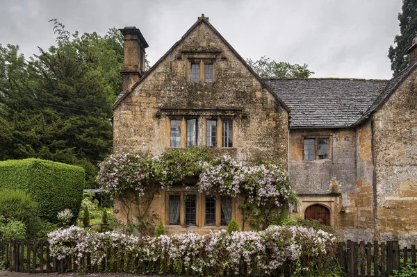 Stanway, İngiltere - 26 Mayıs 2018: Stanway, Gloucestershire, Cotswolds, İngiltere'nin Cotswold köyünde ki güzel ve tipik Cotswold Stone evi   