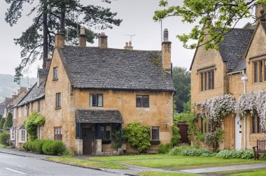 Broadway, İngiltere - 27 Mayıs 2018: İngiltere 'nin Worcestershire, Cotswolds, Uk ilçesindeki Broadway köyünde tırmanma tesisleri bulunan Güzel Kulübeler 
