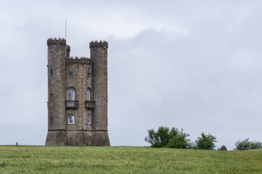 Broadway Kulesi, İngiltere - 27 Mayıs 2018 Broadway Kulesi, İngiltere 'nin Cotswolds, Uk şehrinde Broadway Hill' in büyük bir köyü olan Worcestershire yakınlarında yer alan bir ahmaklıktır.)