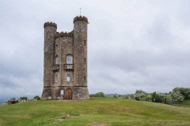Broadway Kulesi, İngiltere - 27 Mayıs 2018 Broadway Kulesi, İngiltere 'nin Cotswolds, Uk şehrinde Broadway Hill' in büyük bir köyü olan Worcestershire yakınlarında yer alan bir ahmaklıktır.)