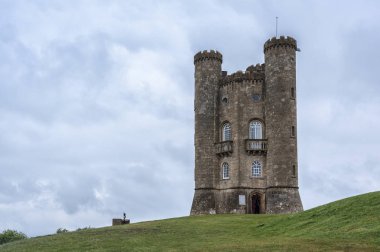 Broadway Kulesi, İngiltere - 27 Mayıs 2018 Broadway Kulesi, İngiltere 'nin Cotswolds, Uk şehrinde Broadway Hill' in büyük bir köyü olan Worcestershire yakınlarında yer alan bir ahmaklıktır.)