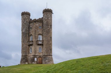 Broadway Kulesi, İngiltere - 27 Mayıs 2018 Broadway Kulesi, İngiltere 'nin Cotswolds, Uk şehrinde Broadway Hill' in büyük bir köyü olan Worcestershire yakınlarında yer alan bir ahmaklıktır.)