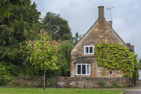 Broadway Angleterre Mai 2018 Jolis Chalets Avec Des Plantes Grimpantes — Photo