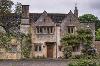 Broadway, İngiltere - 27 Mayıs 2018: İngiltere 'nin Worcestershire, Cotswolds, Uk ilçesindeki Broadway köyünde tırmanma tesisleri bulunan Güzel Kulübeler 