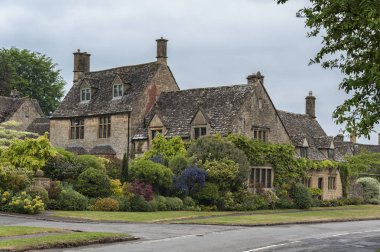 Broadway, İngiltere - 27 Mayıs 2018: İngiltere 'nin Worcestershire, Cotswolds, Uk ilçesindeki Broadway köyünde tırmanma tesisleri ile Thatched kulübeleri 