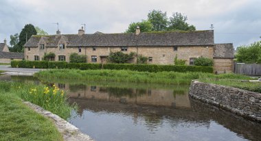 Lower Slaughter, Cotswolds, Gloucestershire, İngiltere - 27 Mayıs 2018: Tipik Cotswold kır evleri River Eye, Lower Slaughter, Gloucestershire, Cotswolds, İngiltere, Uk
