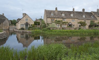 Lower Slaughter, Cotswolds, Gloucestershire, İngiltere - 27 Mayıs 2018: Tipik Cotswold kır evleri River Eye, Lower Slaughter, Gloucestershire, Cotswolds, İngiltere, Uk