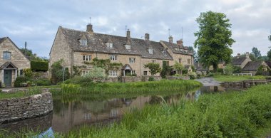 Lower Slaughter, Cotswolds, Gloucestershire, İngiltere - 27 Mayıs 2018: Tipik Cotswold kır evleri River Eye, Lower Slaughter, Gloucestershire, Cotswolds, İngiltere, Uk