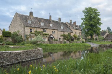 Lower Slaughter, Cotswolds, Gloucestershire, İngiltere - 27 Mayıs 2018: Tipik Cotswold kır evleri River Eye, Lower Slaughter, Gloucestershire, Cotswolds, İngiltere, Uk