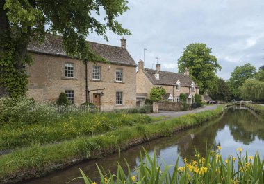 Lower Slaughter, Cotswolds, Gloucestershire, İngiltere - 27 Mayıs 2018: Tipik Cotswold kır evleri River Eye, Lower Slaughter, Gloucestershire, Cotswolds, İngiltere, Uk