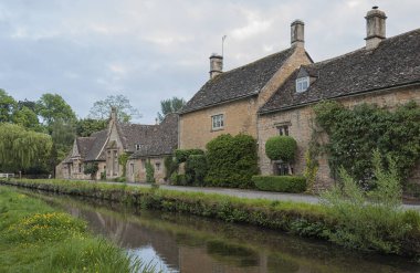 Lower Slaughter, Cotswolds, Gloucestershire, İngiltere - 27 Mayıs 2018: Tipik Cotswold kır evleri River Eye, Lower Slaughter, Gloucestershire, Cotswolds, İngiltere, Uk
