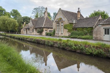 Lower Slaughter, Cotswolds, Gloucestershire, İngiltere - 27 Mayıs 2018: Tipik Cotswold kır evleri River Eye, Lower Slaughter, Gloucestershire, Cotswolds, İngiltere, Uk