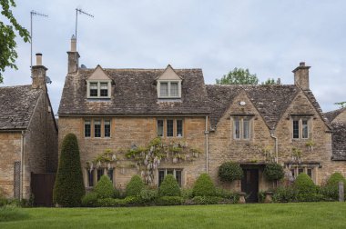 Lower Slaughter, Cotswolds, Gloucestershire, İngiltere - 27 Mayıs 2018: Tipik Cotswold kır evleri River Eye, Lower Slaughter, Gloucestershire, Cotswolds, İngiltere, Uk