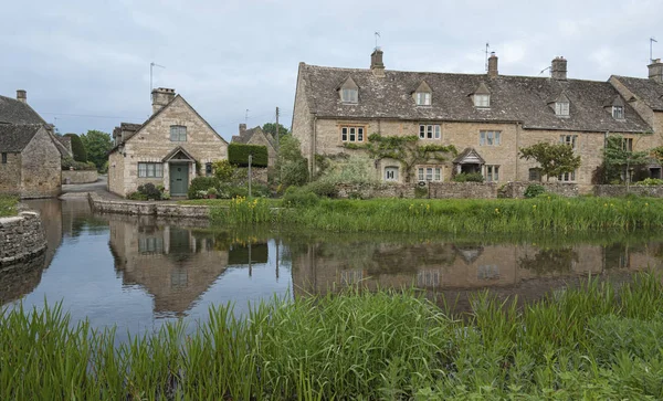 Lower Slaughter, Cotswolds, Gloucestershire, İngiltere - 27 Mayıs 2018: Tipik Cotswold kır evleri River Eye, Lower Slaughter, Gloucestershire, Cotswolds, İngiltere, Uk