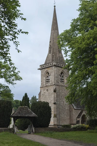 Lower Slaughter, Cotswolds, Gloucestershire, İngiltere - 27 Mayıs 2018: Aşağı Katliam, Cotswolds, Gloucestershire, İngiltere, Uk köyünde mezarlığı olan Mary Kilisesi