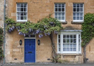 Chipping Campden, İngiltere - 27 Mayıs 2018: Gloucestershire, Cotswolds, Uk 'taki Chipping Campden köyünde tırmanma tesisleri olan güzel yazlıklar 
