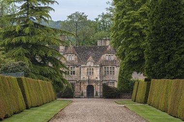 Yukarı Katliam, İngiltere - 27 Mayıs 2018: Yukarı Katliam Malikânesi, Cotswolds 'un Yukarı Katliam Köyü' nde 8 dönümlük peyzaj bahçeleri üzerine kurulu Elizabeth döneminden kalma resimli bir malikane.