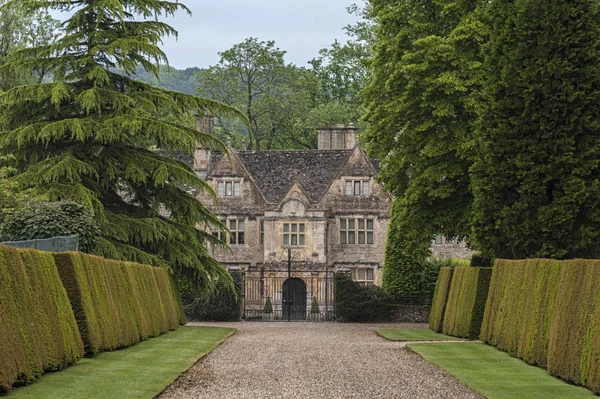 Yukarı Katliam, İngiltere - 27 Mayıs 2018: Yukarı Katliam Malikânesi, Cotswolds 'un Yukarı Katliam Köyü' nde 8 dönümlük peyzaj bahçeleri üzerine kurulu Elizabeth döneminden kalma resimli bir malikane.