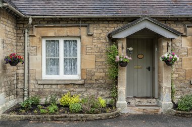 Bibury, Cotswolds, Uk - 28 Mayıs 2018: Bibury, Gloucestershire, İngiltere 'de kendine özgü sarı kireçtaşından yapılmış geleneksel kır evleri   