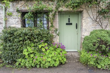 Bibury, Cotswolds, Uk - 28 Mayıs 2018: Dünyaca ünlü Arlington Row, Bibury, Gloucestershire, İngiltere 'de kendine özgü sarı kireçtaşından yapılmış geleneksel kır evleri   