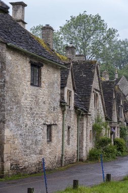Bibury, Cotswolds, Uk - 28 Mayıs 2018: Dünyaca ünlü Arlington Row, Bibury, Gloucestershire, İngiltere 'de kendine özgü sarı kireçtaşından yapılmış geleneksel kır evleri   