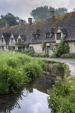 Bibury, Cotswolds, Uk - 28 Mayıs 2018: Dünyaca ünlü Arlington Row, Bibury, Gloucestershire, İngiltere 'de kendine özgü sarı kireçtaşından yapılmış geleneksel kır evleri   