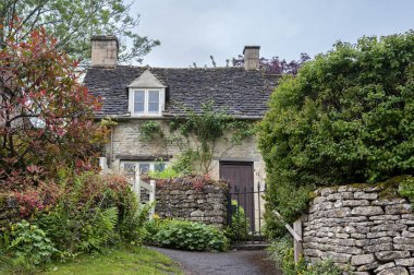 Bibury, Cotswolds, Uk - 28 Mayıs 2018: Dünyaca ünlü Arlington Row, Bibury, Gloucestershire, İngiltere 'de kendine özgü sarı kireçtaşından yapılmış geleneksel kır evleri   