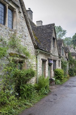 Bibury, Cotswolds, Uk - 28 Mayıs 2018: Dünyaca ünlü Arlington Row, Bibury, Gloucestershire, İngiltere 'de kendine özgü sarı kireçtaşından yapılmış geleneksel kır evleri   