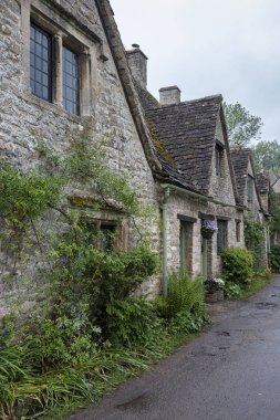 Bibury, Cotswolds, Uk - 28 Mayıs 2018: Dünyaca ünlü Arlington Row, Bibury, Gloucestershire, İngiltere 'de kendine özgü sarı kireçtaşından yapılmış geleneksel kır evleri   