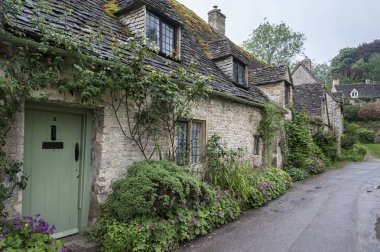 Bibury, Cotswolds, Uk - 28 Mayıs 2018: Dünyaca ünlü Arlington Row, Bibury, Gloucestershire, İngiltere 'de kendine özgü sarı kireçtaşından yapılmış geleneksel kır evleri   
