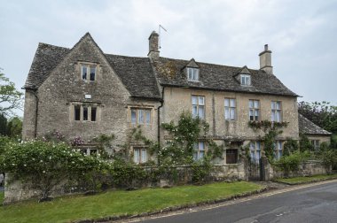 Bibury, Cotswolds, Uk - 28 Mayıs 2018: Bibury, Gloucestershire, İngiltere 'de kendine özgü sarı kireçtaşından yapılmış geleneksel kır evleri   
